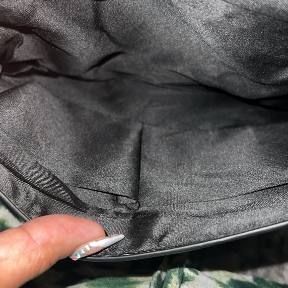 Beautiful Clutch - Picture 6 of 10